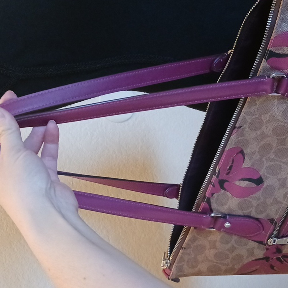 Coach Gallery Tote - Singature Print With Pink Bows - Picture 13 of 14